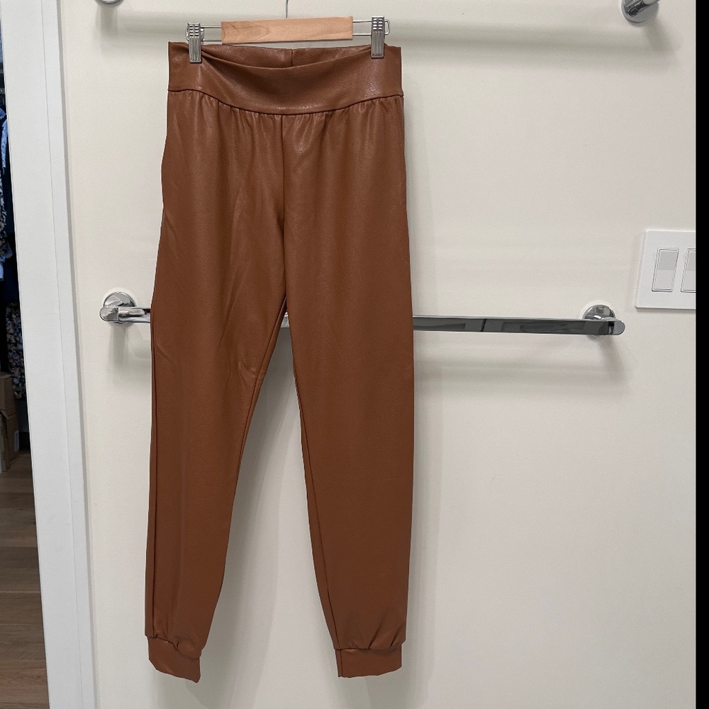 New Commando FAUX LEATHER JOGGER IN COCOA